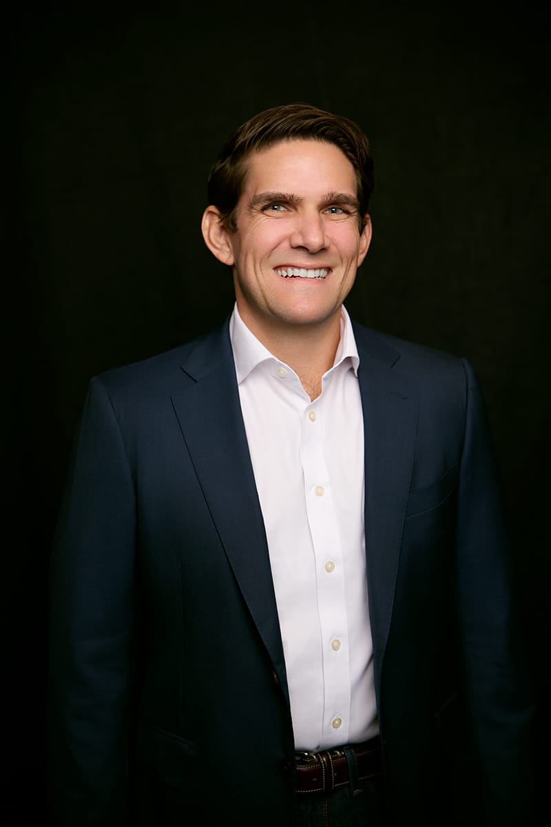 Linkedin Headshot Photographer Joshua M Shelton provides Linkedin Headshots for serious business professionals. Contact Headshots LA 317-522-6206
